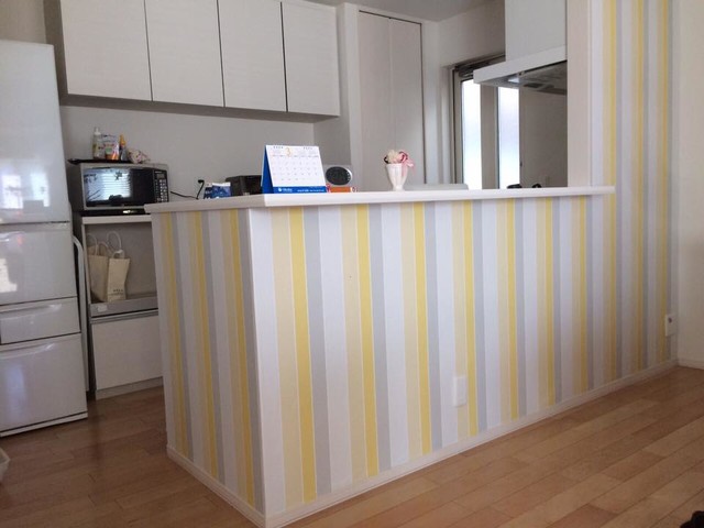 Diy キッチンカウンターにイエローのストライプ壁紙 Cuisine Autres Perimetres Par Deco All Okayama デコール岡山 Houzz